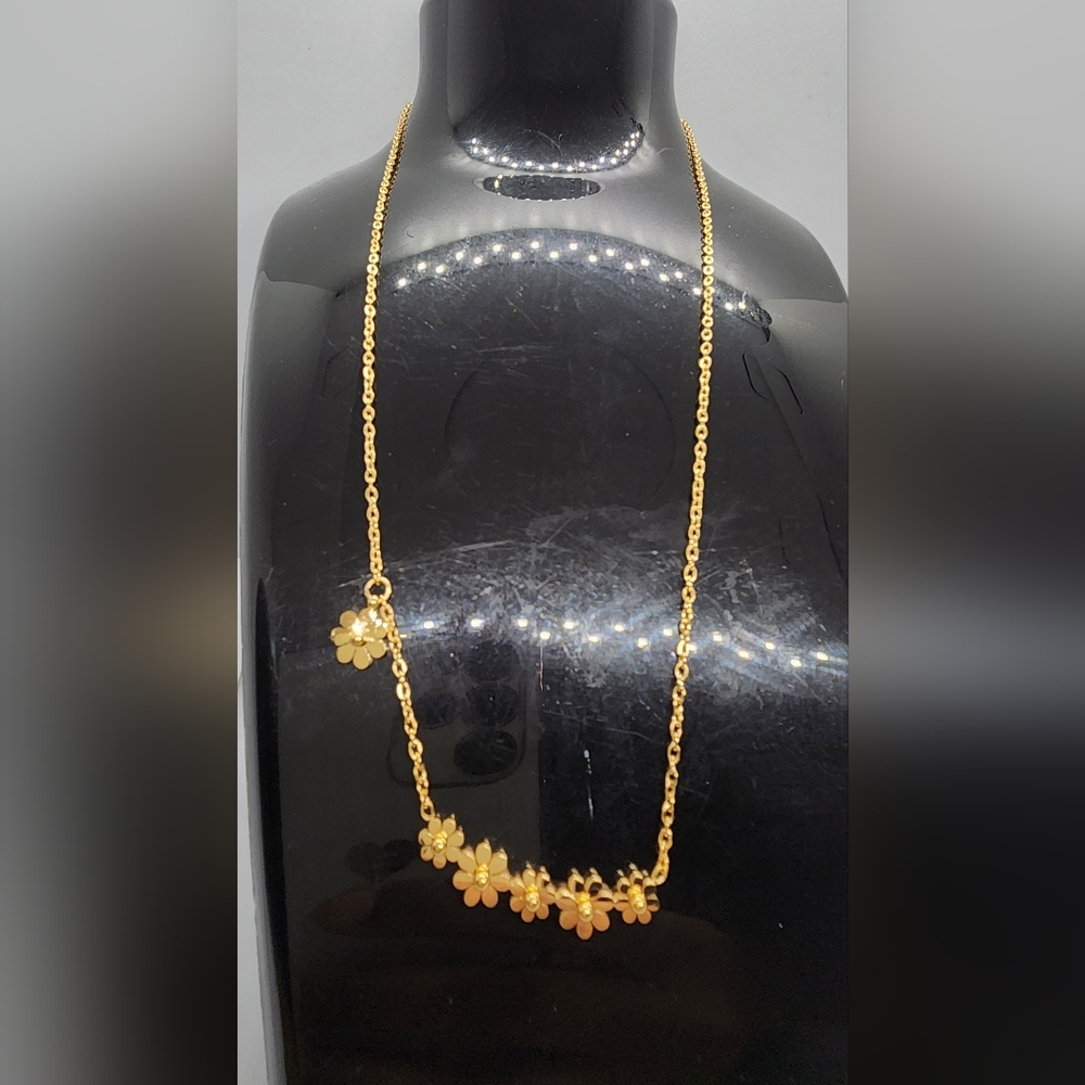 Elegant Gold Floral Necklace